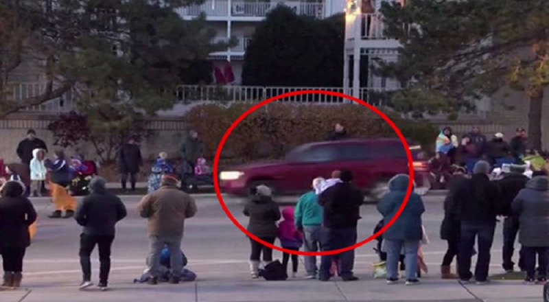 கிறிஸ்துமஸ் ஊர்வலத்தில் கார் புகுந்து 5 பேர் உயிரிழப்பு லங்கா4.கொம் / Lanka4.com